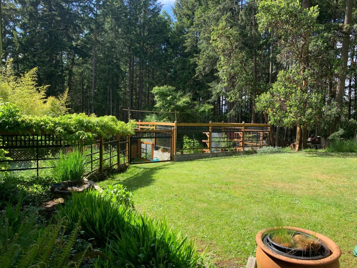 Salt Spring Carriage House B&B Ganges Extérieur photo