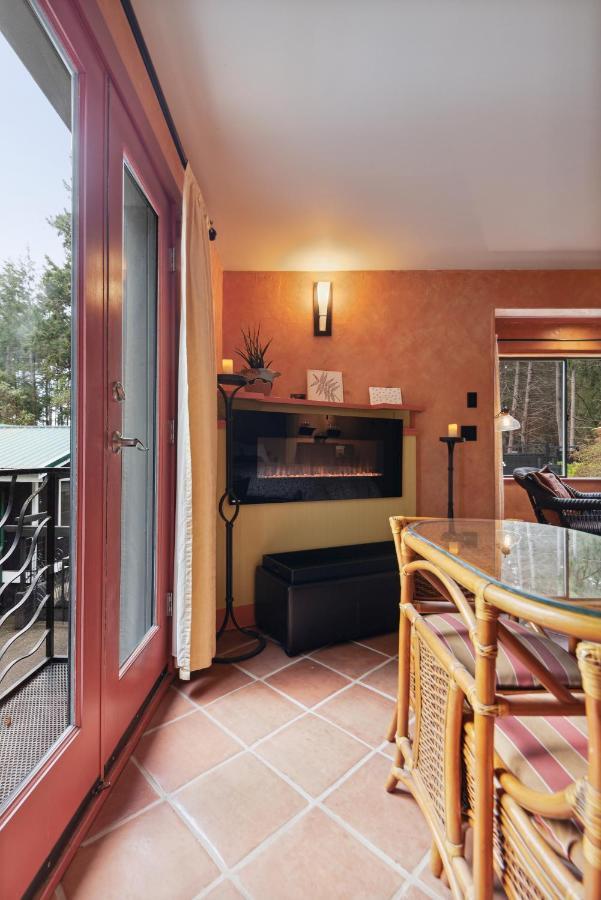 Salt Spring Carriage House B&B Ganges Extérieur photo
